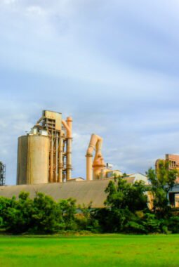 Akibat Antrian Yang Panjang Mengakibatkan Kapal Pengangkut Semen Ke Tanimbar Mengalami Keterlambatan Pemuatan.